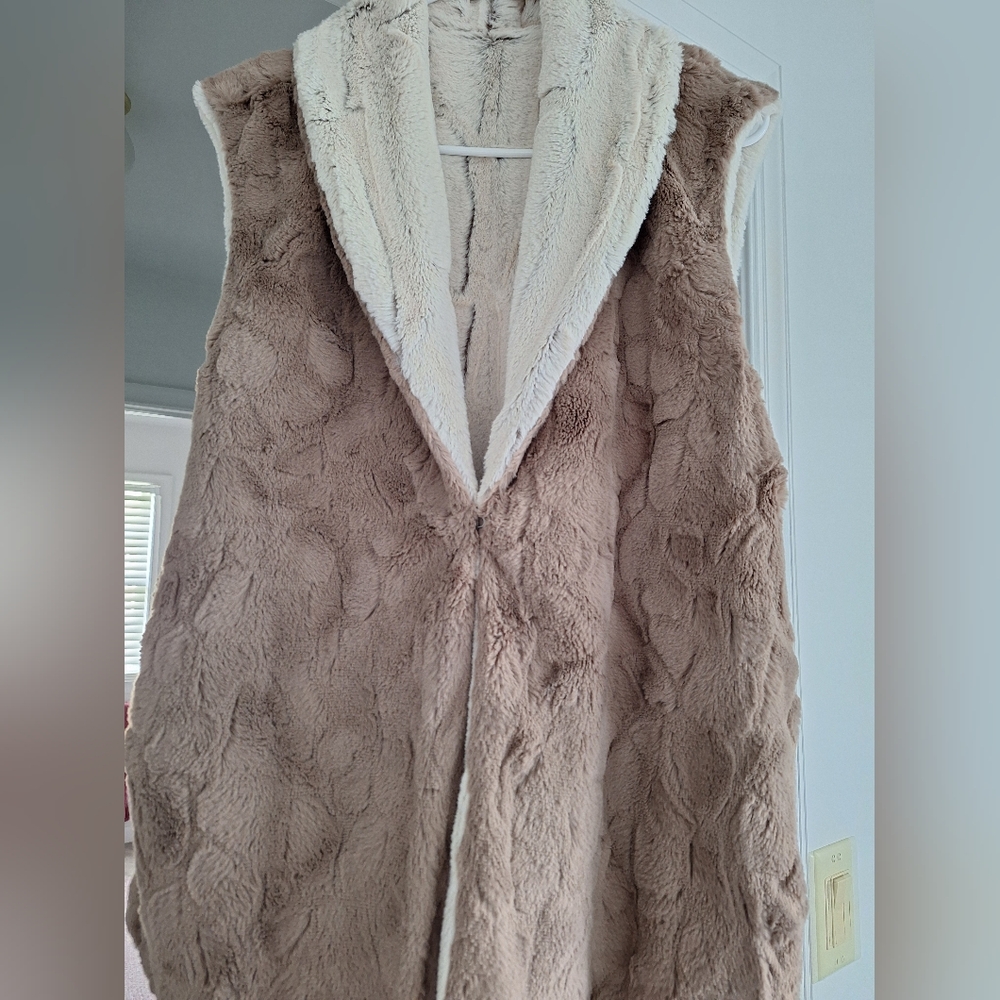 REVERSIBLE FAUX FUR VEST